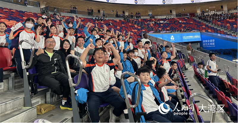图3.香港一所小学的六十多位师生现场观赛。人民网 余颖摄