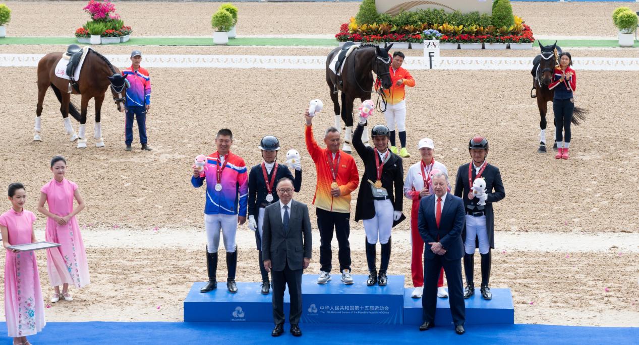 图.香港赛马会主席廖长江、行政总裁应家柏向十五运会马术项目盛装舞步个人赛的获奖运动员颁发奖牌和纪念品。香港赛马会供图