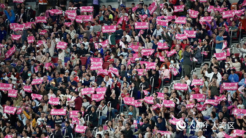 图4.现场观众呐喊助威。人民网 严小晶摄