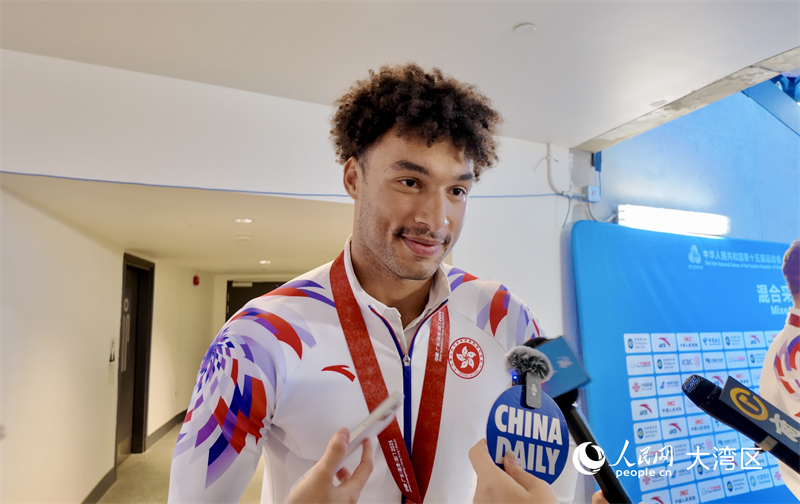 图5.香港队球员丹马克赛后接受采访。人民网 严小晶摄