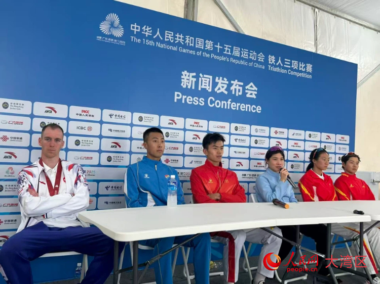 赛后新闻发布会现场。人民网 余颖摄