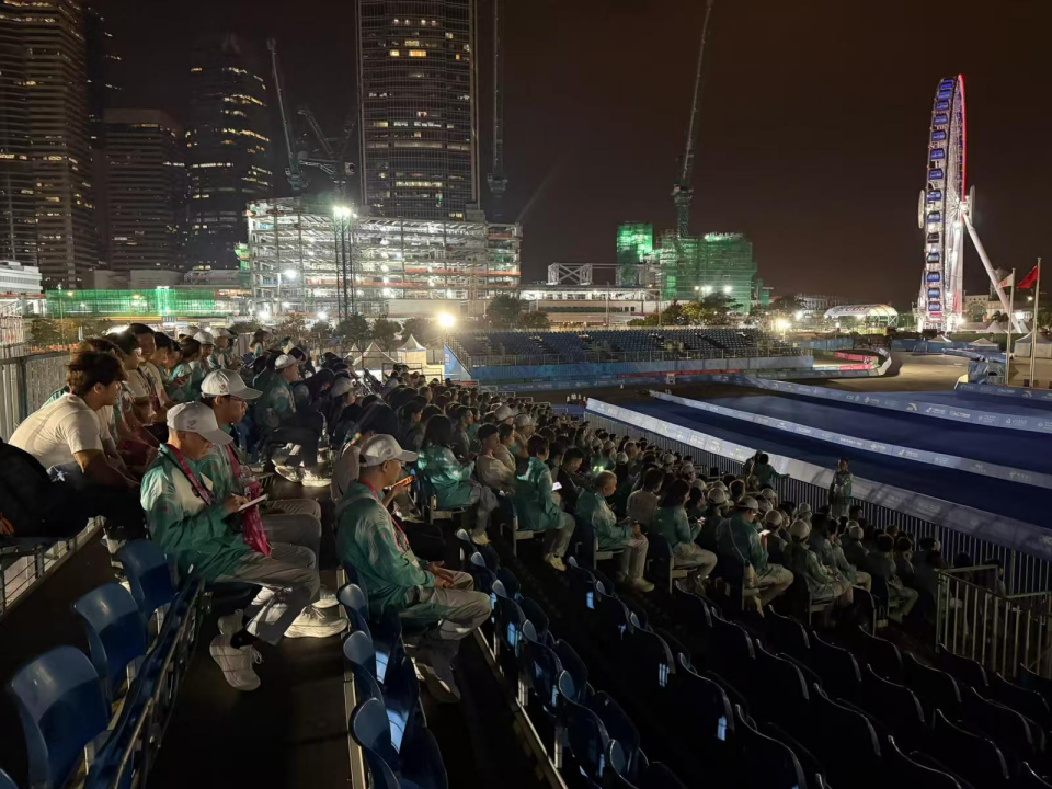 清晨四点半“小海豚”们集合。全运会香港赛区统筹办供图