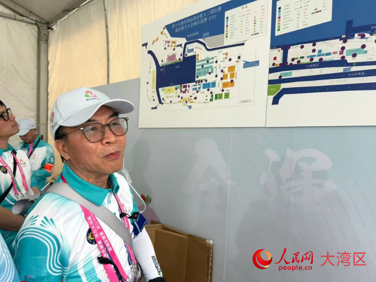 陈卓禧校长介绍义工服务。人民网 余颖摄