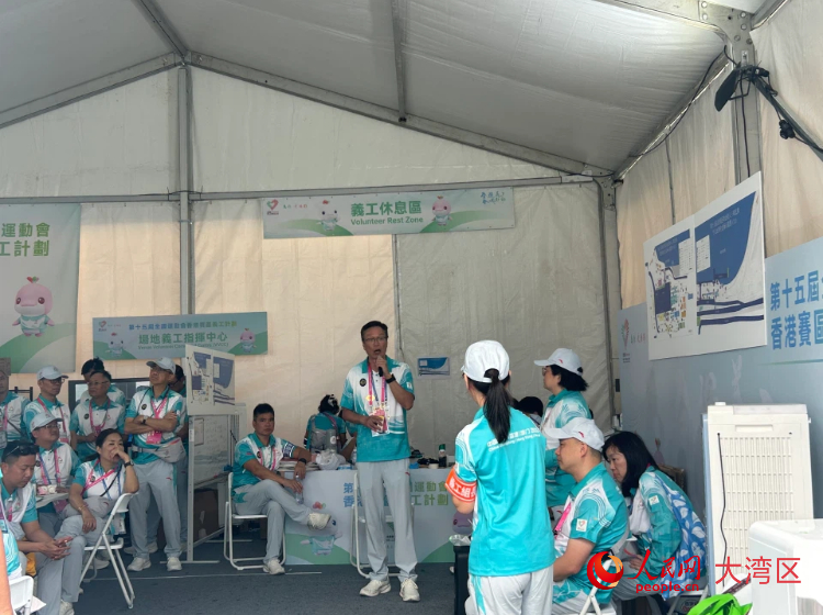 下午两点半“小海豚”们还在开会。人民网 余颖摄