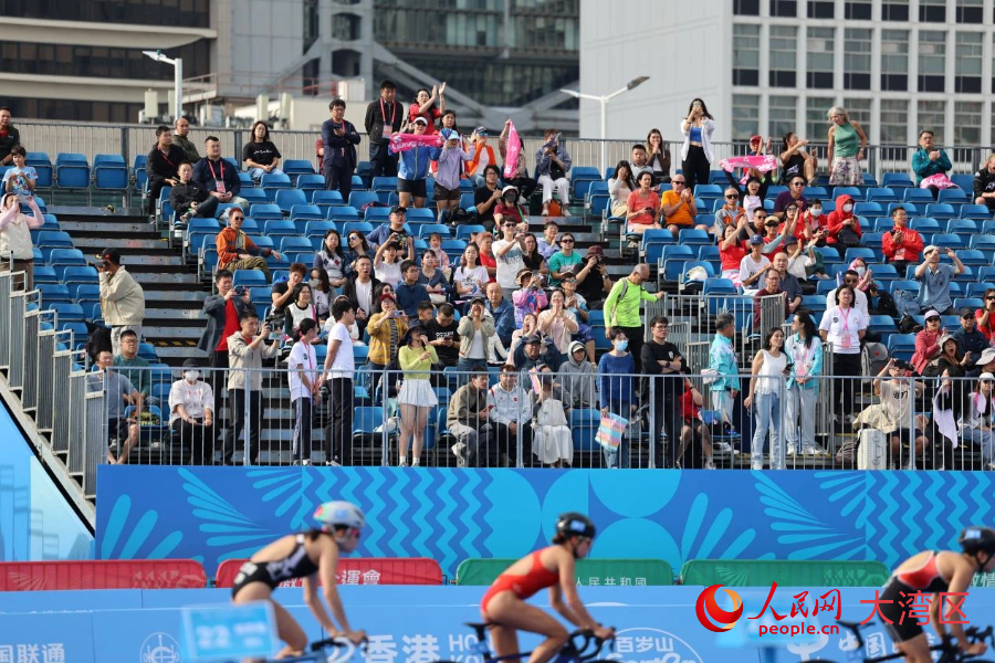 11月15日，铁人三项比赛现场，观众热情为参赛选手加油。人民网记者 冯学知摄