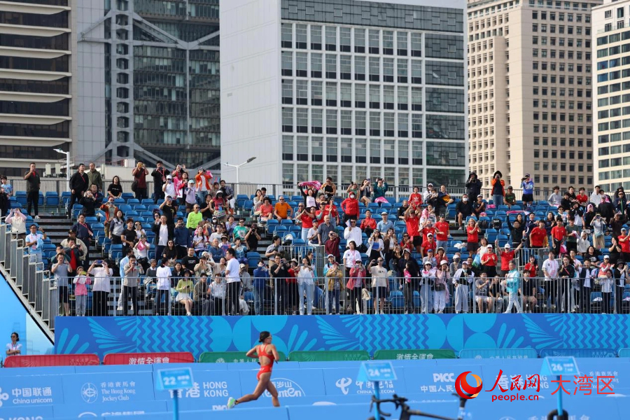 11月15日，铁人三项比赛现场，观众热情为参赛选手加油。人民网记者 冯学知摄