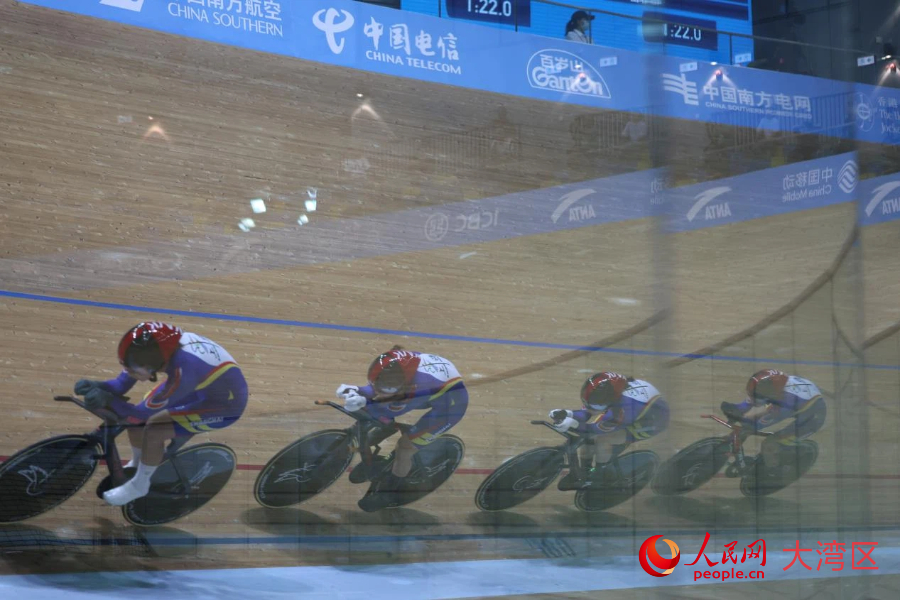 11月14日，十五运会场地自行车女子团体追逐赛决赛在香港单车馆进行。 人民网记者 冯学知摄