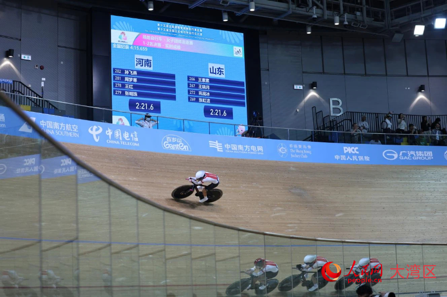 11月14日，十五运会女子场地自行车团体追逐赛决赛在香港单车馆进行。 人民网记者 冯学知摄