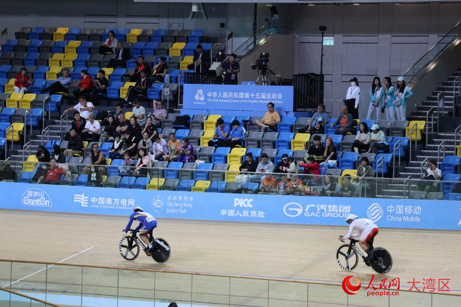 11月14日，十五运会场地自行车男子争先赛1/32赛在香港单车馆进行。 人民网记者 冯学知摄