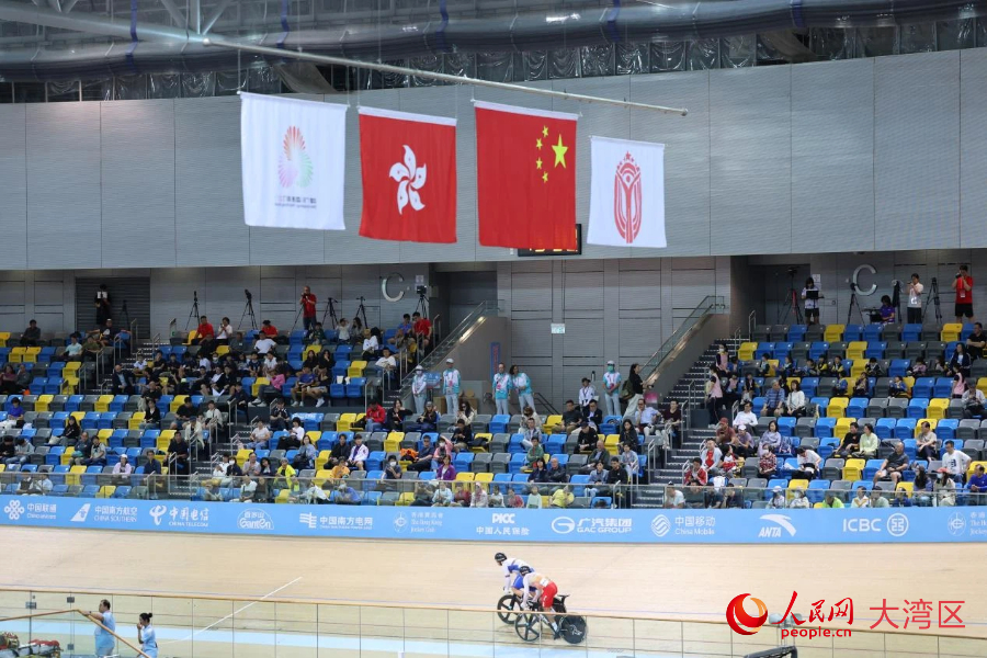 11月14日，十五运会场地自行车男子争先赛1/32赛在香港单车馆进行。 人民网记者 冯学知摄