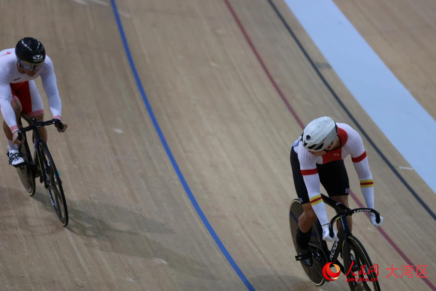 11月14日，十五运会场地自行车男子争先赛1/32赛在香港单车馆进行。 人民网记者 冯学知摄