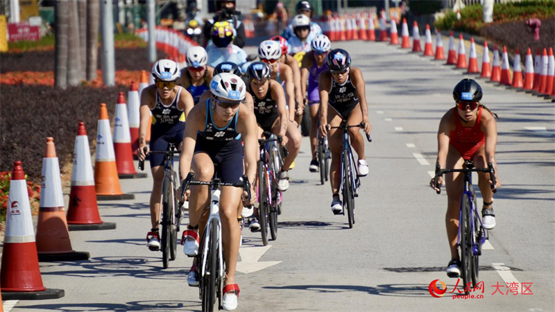 铁人三项选手在自行车赛段。人民网 严小晶摄