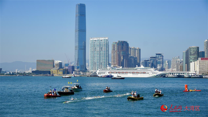 铁人三项选手在维多利亚港赛段。人民网 严小晶摄