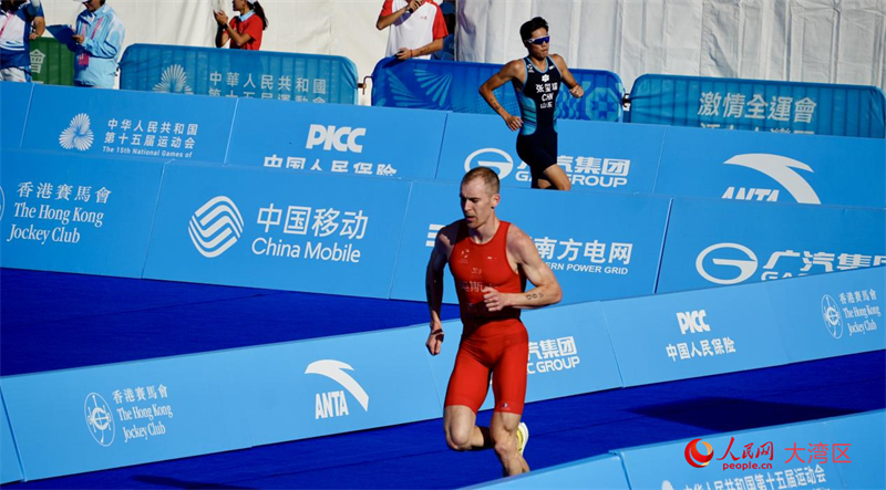 第四棒香港选手奥斯卡与山东选手张玺瑞在最后一项跑步赛段。人民网 严小晶摄