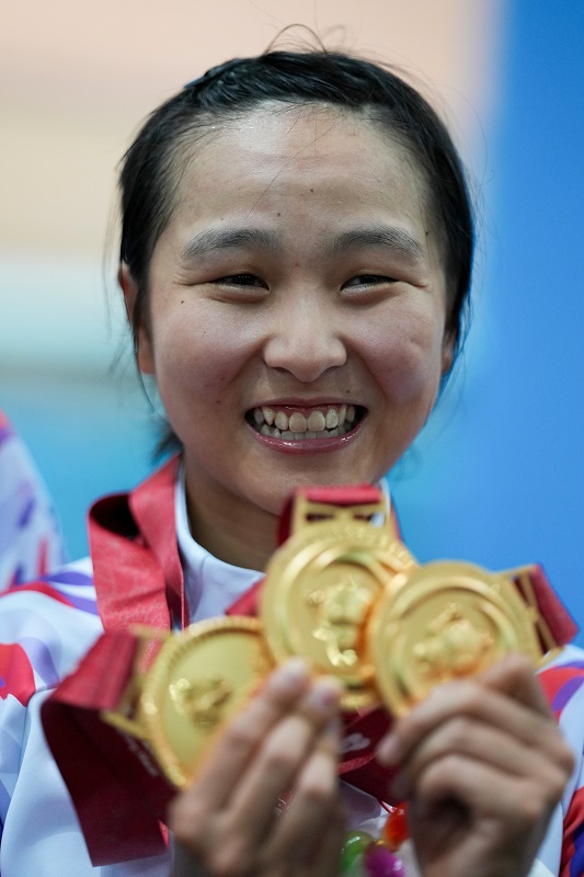 李思颖展示三枚金牌。主办方供图