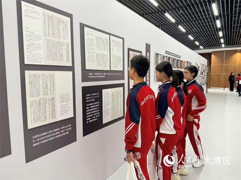 图为澳门濠江中学初二年级的同学们在认真观看文献展。（本报记者富子梅摄）