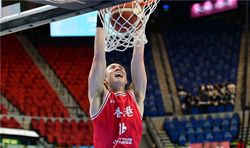 图1.香港队球员杨博文在比赛中扣篮。主办方供图