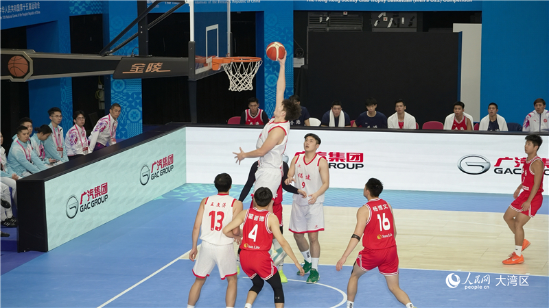 图2.福建队球员在比赛中扣篮。人民网 严小晶摄