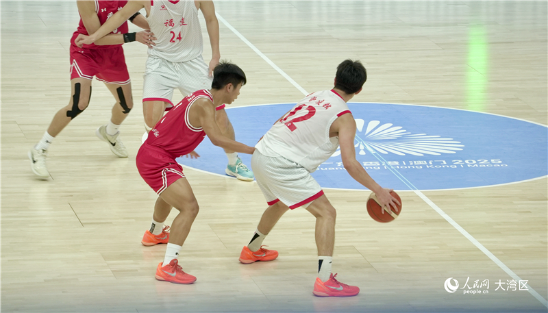 图3.双方展开对抗。人民网 严小晶摄