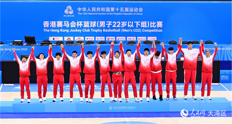 图1.夺冠的广东队球员和教练员在颁奖仪式登上领奖台。实习生 张雨洁摄