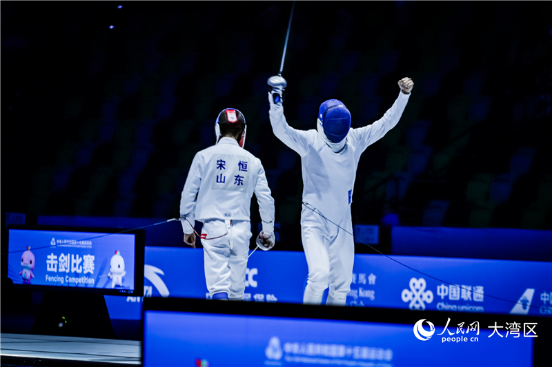 图2.上海队选手顾欣源（右）在比赛中庆祝得分。人民网 吴宇扬扬 摄