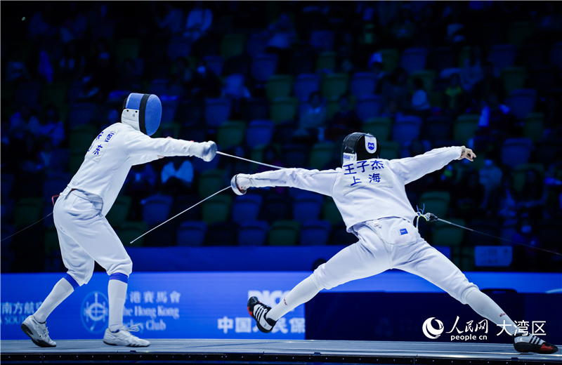 图4.上海队选手王子杰（右）与山东队选手宋恒交锋中。人民网 吴宇扬扬 摄