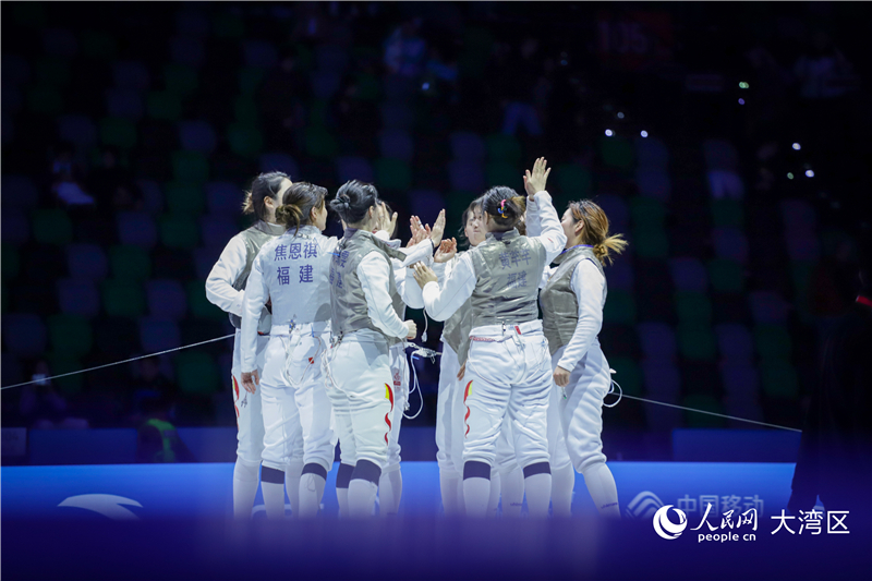 图7.福建队与山东队选手赛后互相致意。人民网 吴宇扬扬 摄