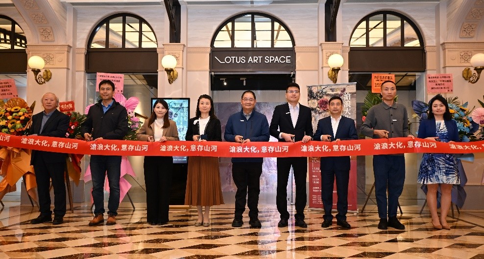 图为张玉江油画作品展开幕式。主办方供图