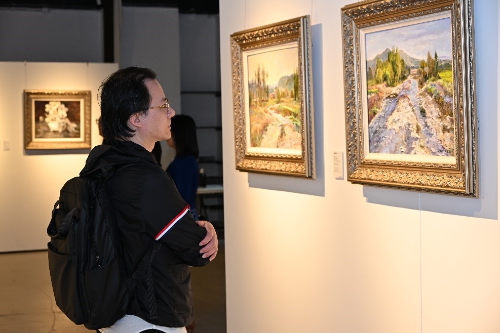 图为展览吸引观众凝神驻足。主办方供图