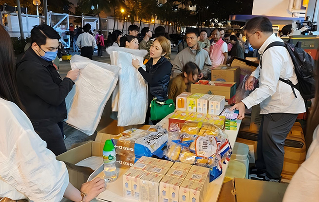 香港各方紧张救援大埔火灾