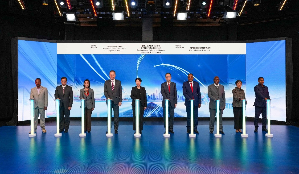 图为《中国式现代化之路》纪录片赠送仪式。外交部驻澳门公署供图