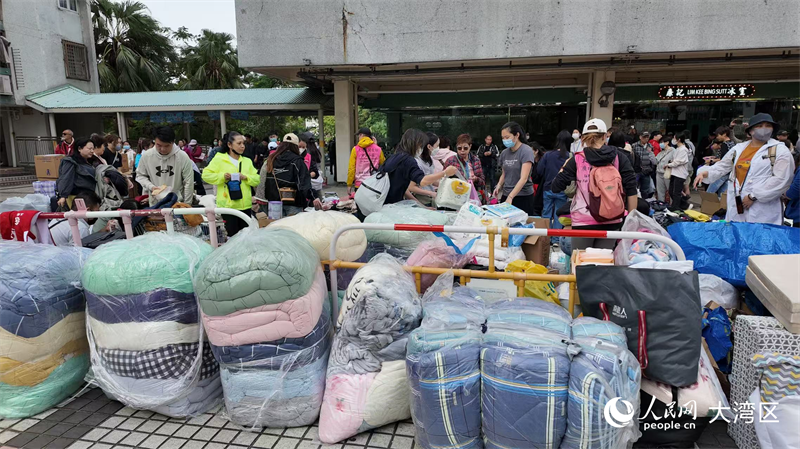 众多市民自发在受灾地区派发物资。人民网 严小晶 摄