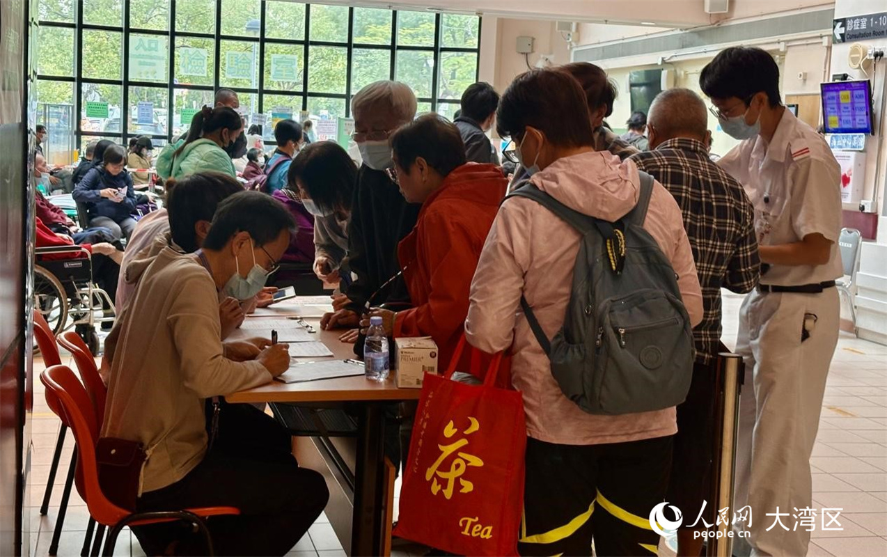 灾民正登记接受援助服务。实习生 张雨洁 摄