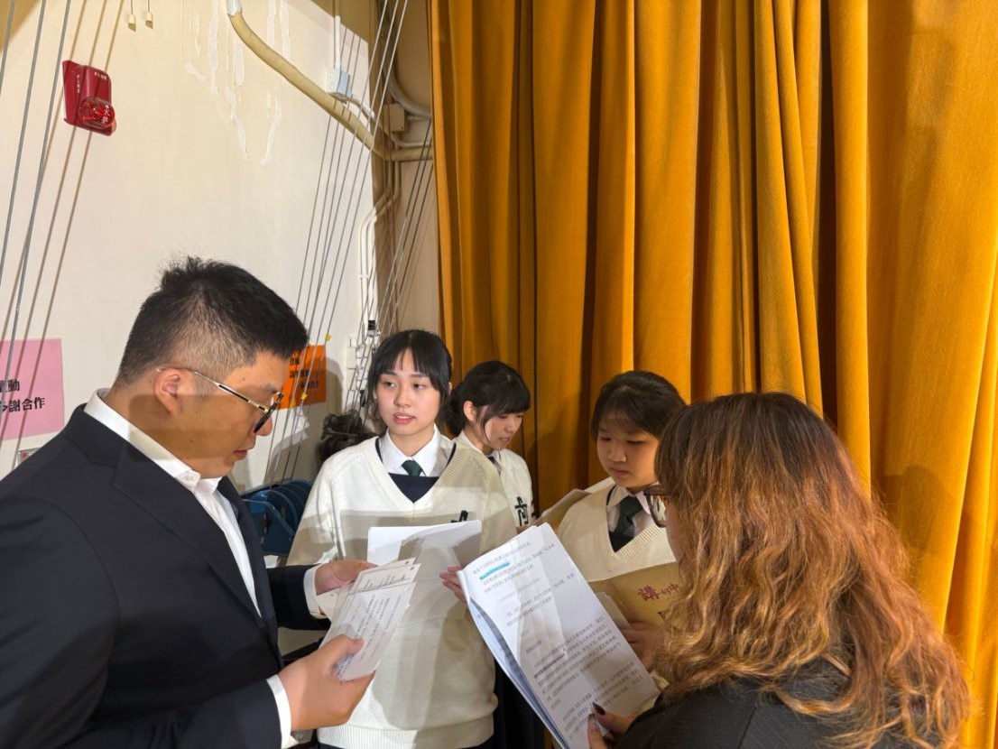 图为指导老师与三位同学在后台认真准备。主办方供图