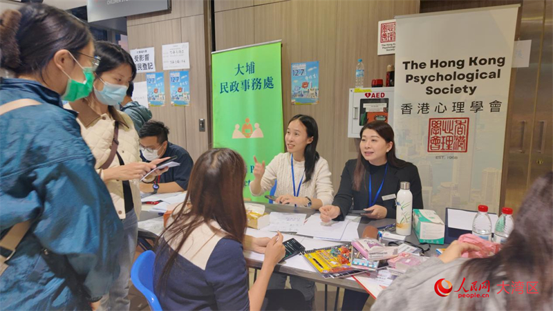 蔡珊珊、陈凯琪等在临时庇护中心东昌街社区会堂支援。人民网 严小晶摄