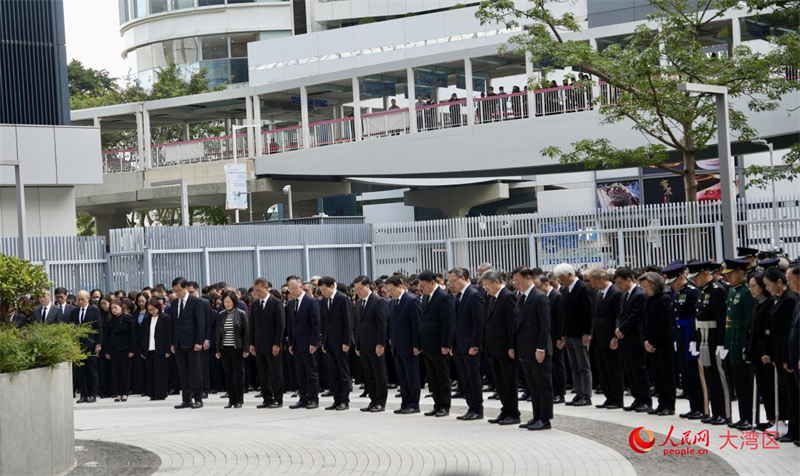 哀悼活动在香港特区政府总部举行时，众多市民自发到场哀悼。人民网 严小晶摄