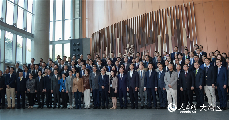 图1.香港特区第七届立法会议员与第八届立法会候任议员会见媒体。人民网 严小晶摄