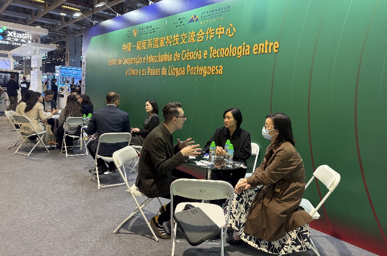 图为巴葡企业在AIE上对接洽谈。澳门特区经科局供图