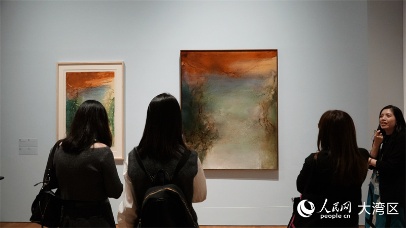 “赵无极：版艺匠心”展览举办传媒导览。人民网 严小晶摄