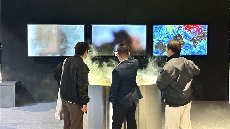 交互影像装置《不应该委托给冰冷的算法》以算法视角再现当代世界的资讯结构。人民网 吴宇扬扬摄