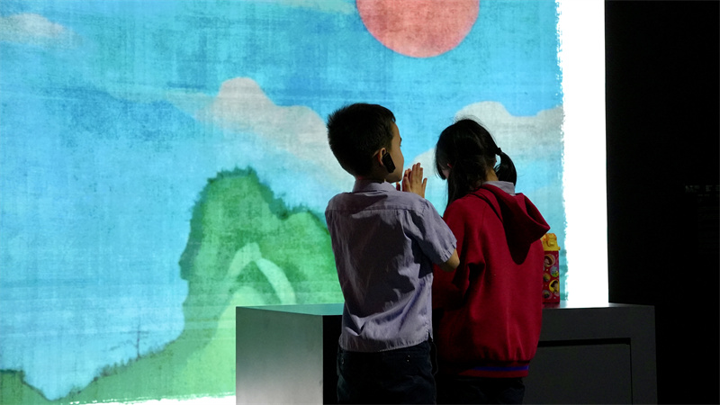 学生们沉浸式体验AI绘画。人民网 吴宇扬扬摄