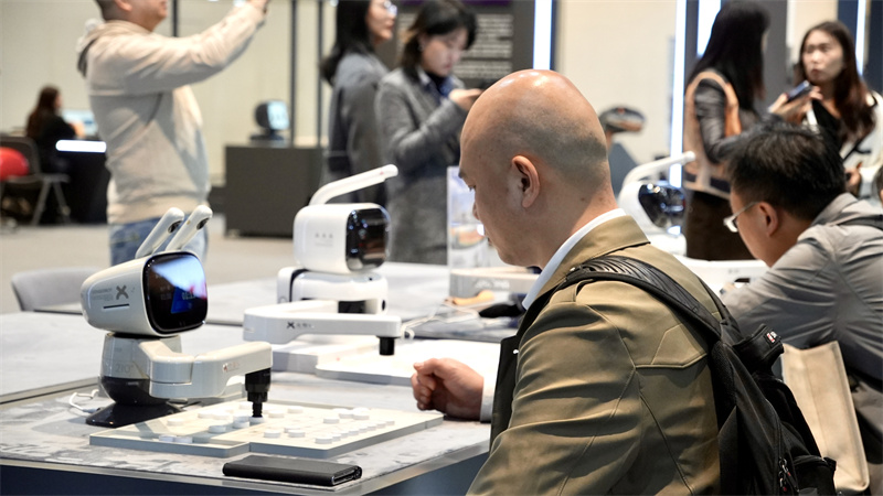 参观者与机器人对坐博弈。人民网 吴宇扬扬摄