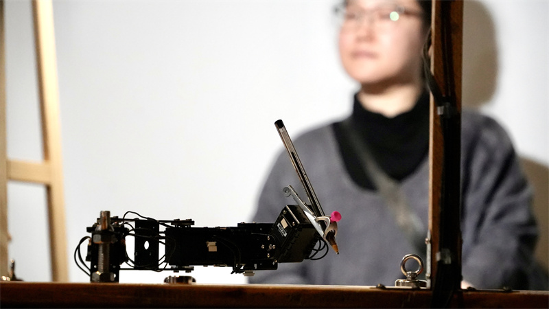 来自法国的AI装置《人类研究》，以灵巧机械手为参与者勾勒专属素描。人民网 吴宇扬扬摄