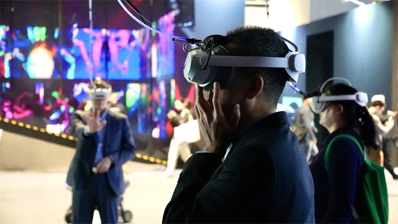 AI艺术装置《寻·窖》让参观者沉浸式体验古代匠人造像的瞬息时刻。人民网 吴宇扬扬摄