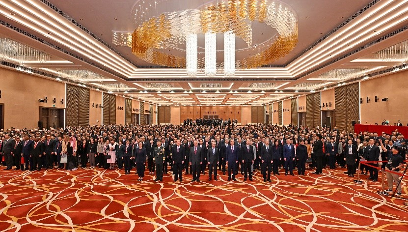 庆祝澳门特别行政区成立26周年升旗仪式在金莲花广场举行。（澳门特区政府新闻局供图）