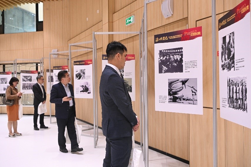 图为观众参观图片展。主办方供图