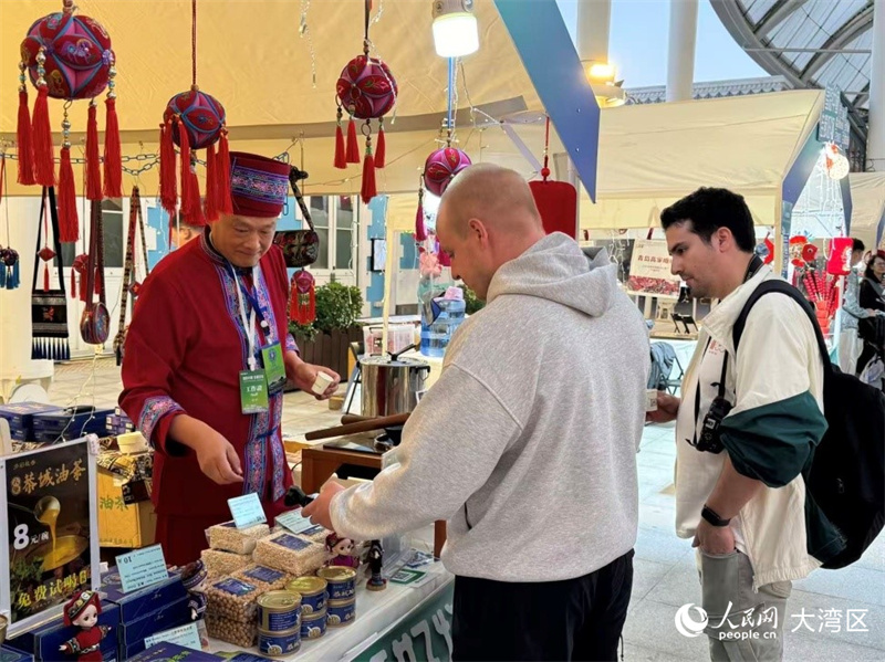 图为“创意点亮生活”展示展览吸引观众品鉴。人民网记者 富子梅摄