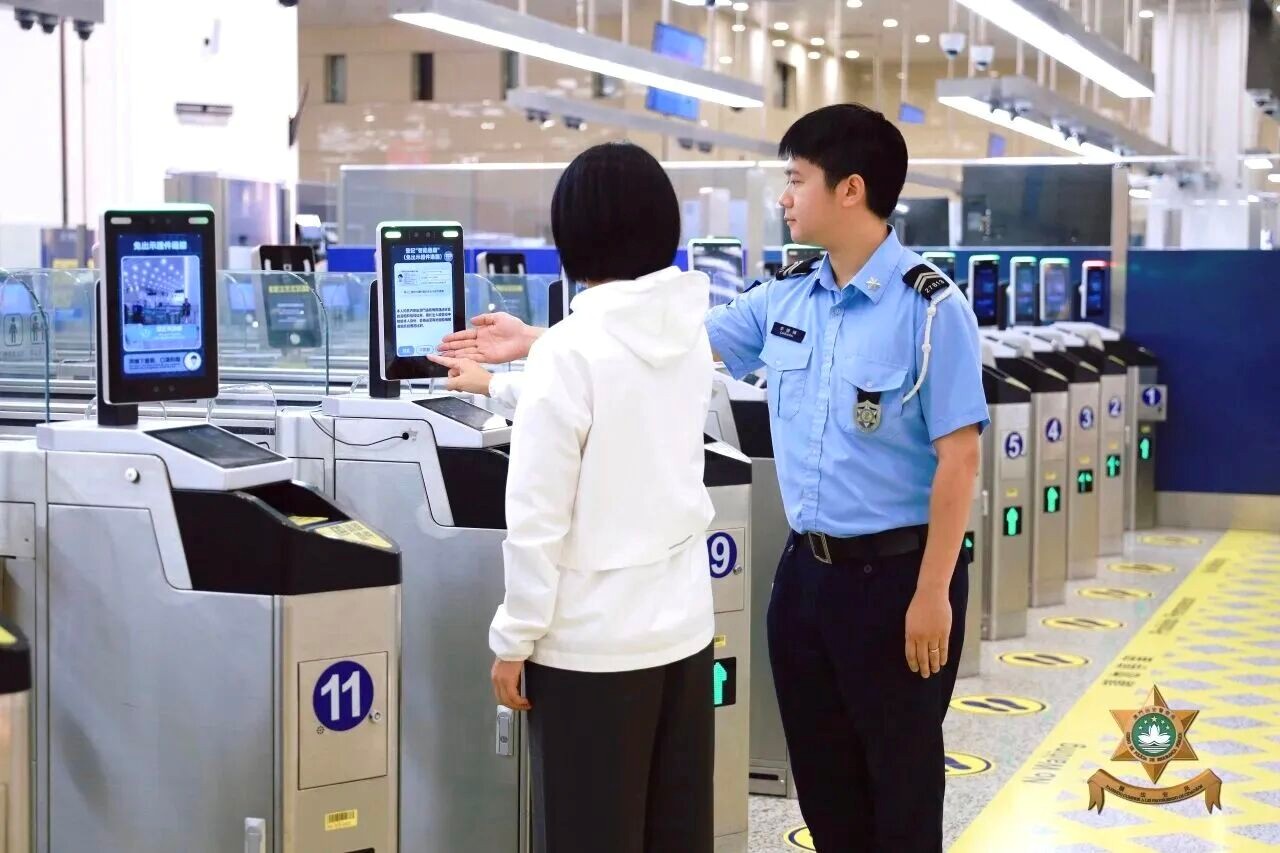图为横琴口岸推出“智能通关”便利人员往来澳琴。（澳门特区治安警察局供图）