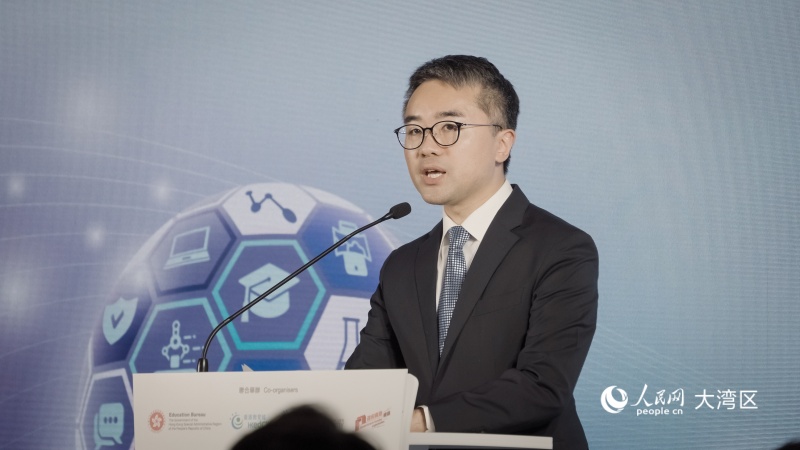 图3.香港特区政府教育局副局长施俊辉致辞。 人民网 吴宇扬扬 摄