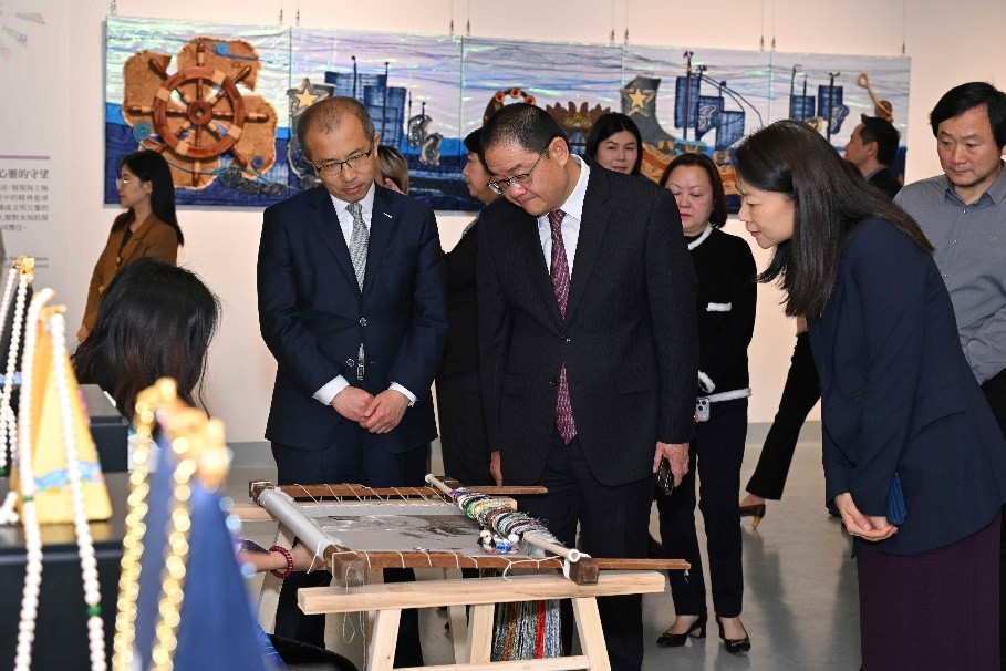 图为嘉宾参观学员作品。（主办方供图）